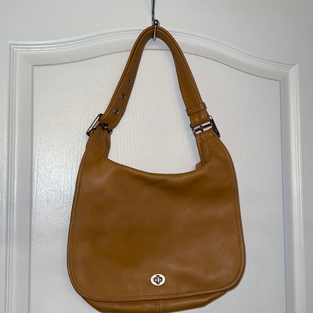 Vintage Coach leather Shoulder bag good condition khaki color